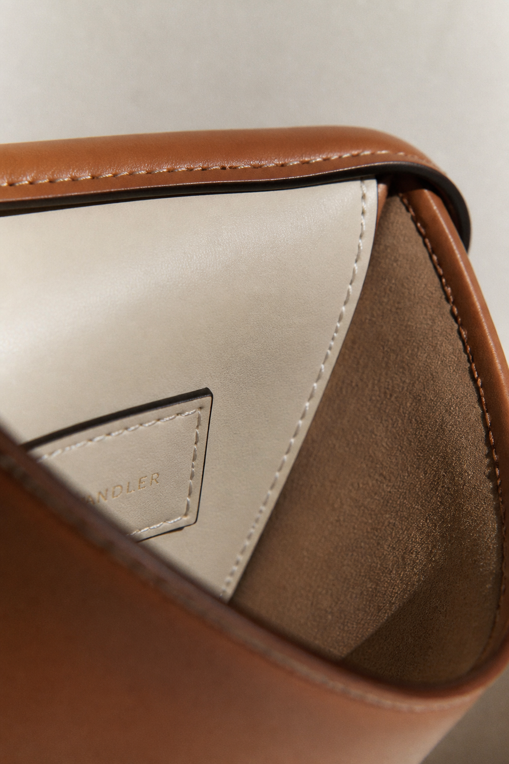 Pakito bag form and finishing details