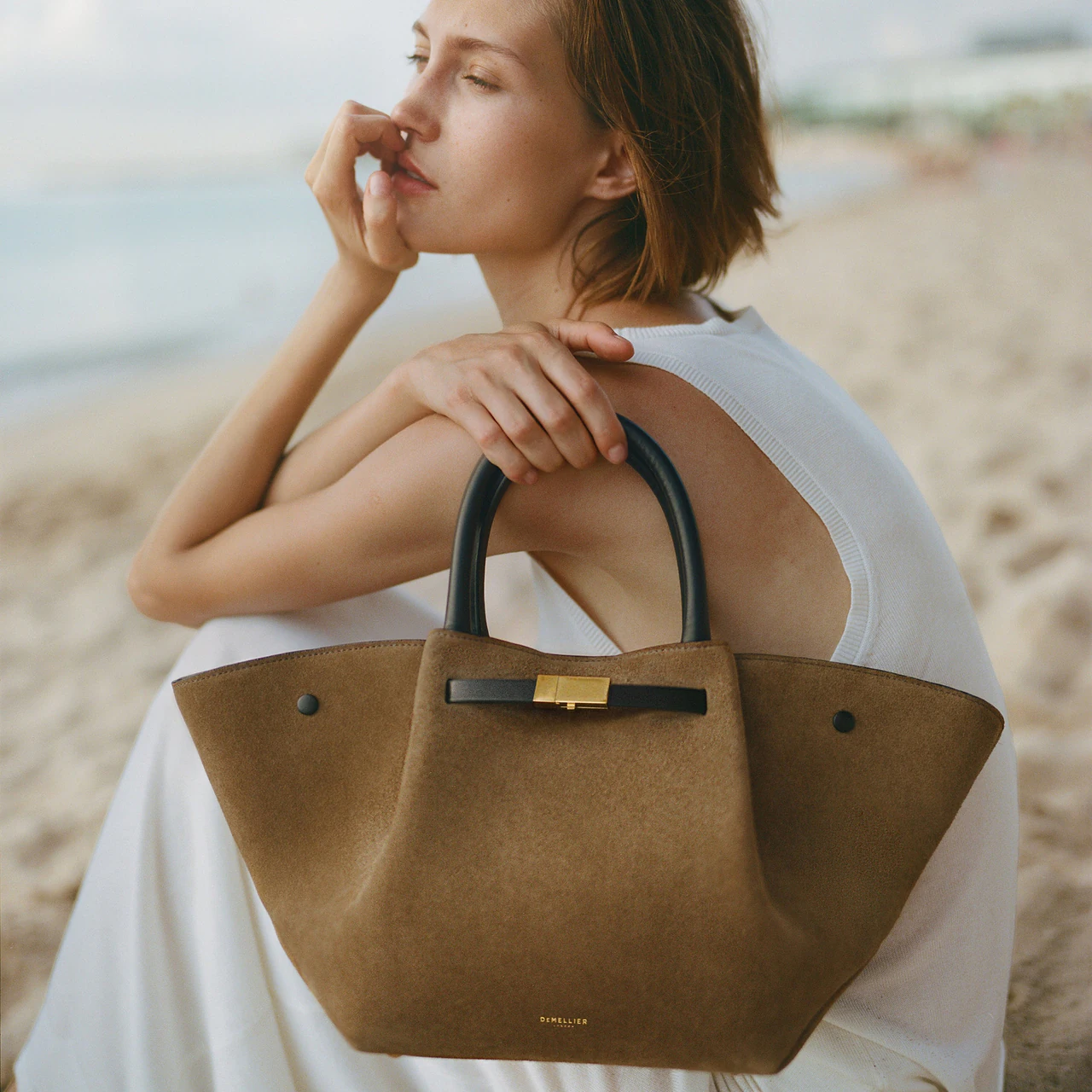 Look 03 with a spacious tote